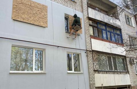 Обшивка вікон та балкона квартири ОСБ плитами у Миколаєві