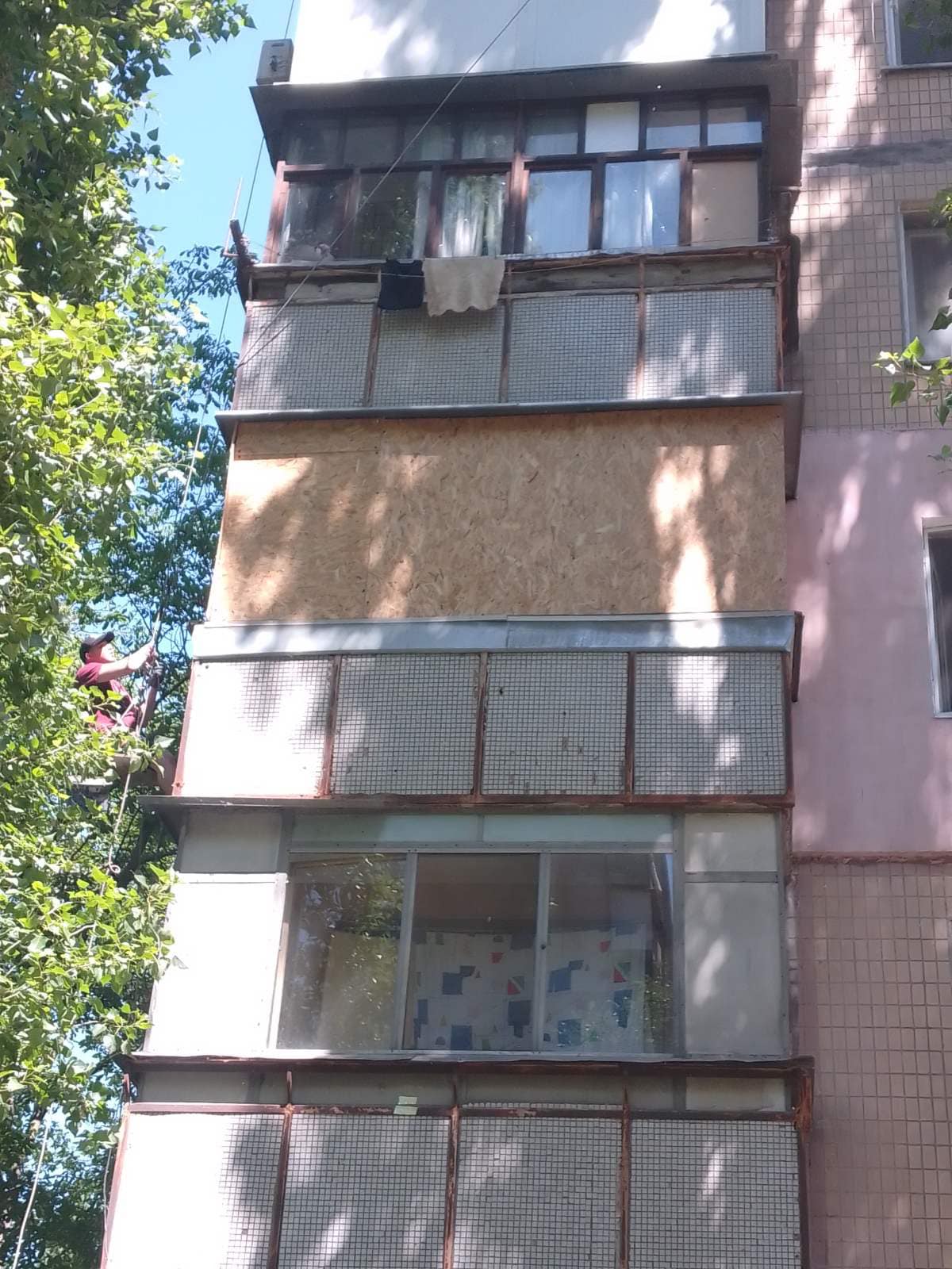 Зашивка окон и балконов на 3-м этаже Николаев