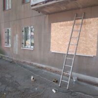 Зашили склопакети ОСБ плитами у Миколаєві