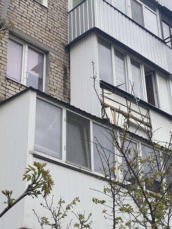 Обшивка балкона багатоповерхівки