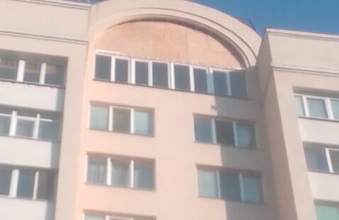 Зашивка ОСБ плитами большого арочного окна на крыше дома в Николаеве
