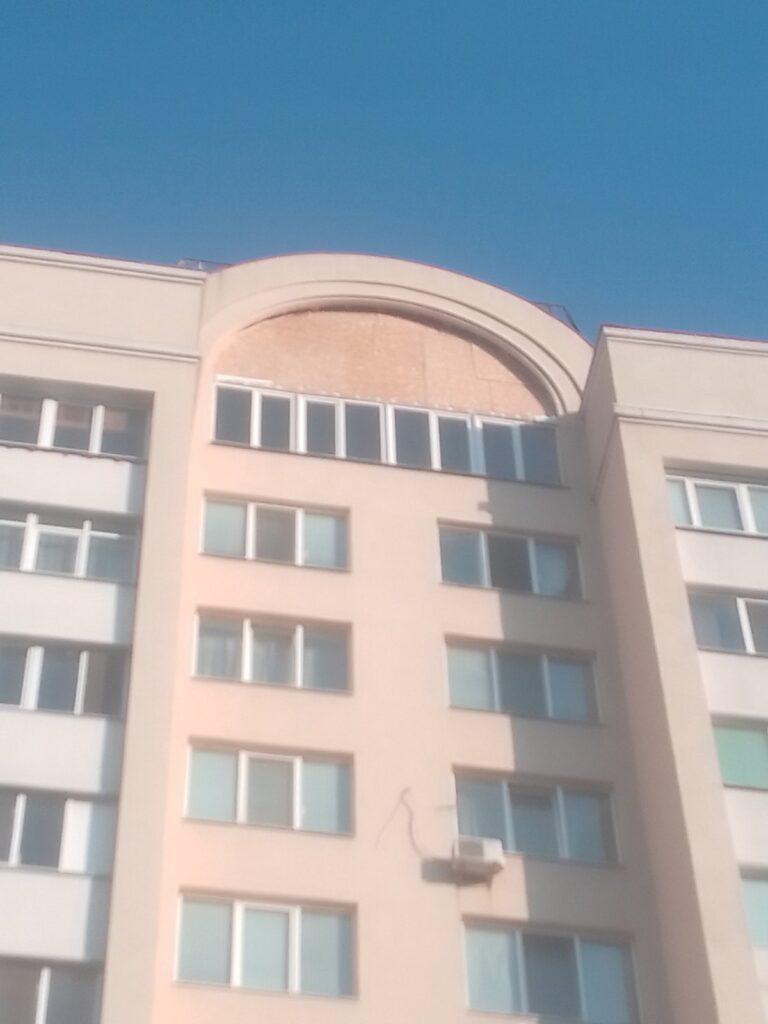 Зашивка ОСБ плитами великого аркового вікна на даху будинку в Миколаєві.
