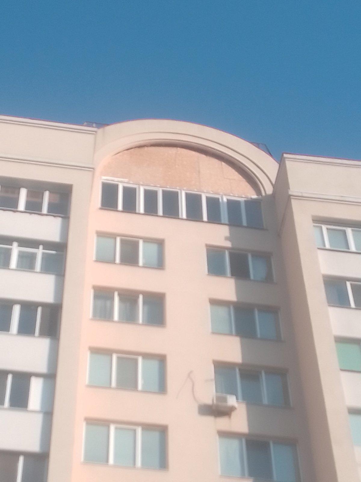 Зашивка ОСБ плитами большого арочного окна на крыше дома в Николаеве