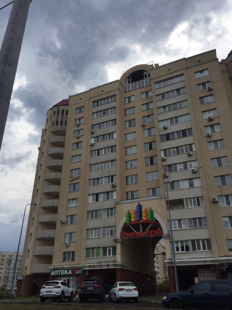 Зашивка ОСБ плитами великого аркового вікна на даху будинку в Миколаєві.