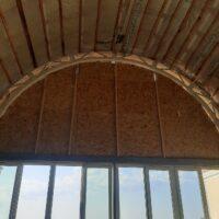 Зашивка ОСБ плитами великого аркового вікна на даху будинку в Миколаєві