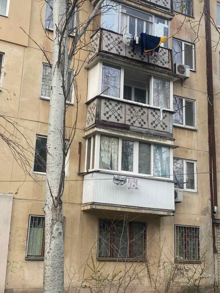 Процес зовнішньої обшивки балкону в Миколаєві від команди Вертикаль-Юг